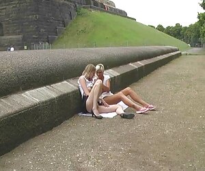 Người đàn ông, một trong số tất cả những vết cho choi nguoi xnxx rạn trên một cái ghế dài