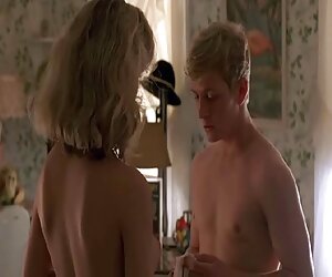 Người đẹp ngồi trên một cái ghế và sex chó nhảy người sau đó lớn,