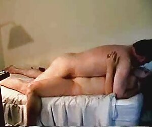 Người đàn ông trả cô Gái tiền cho sex trong công viên. phim sẽ nguoi va thu