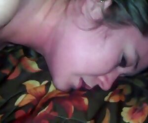 Cô gái xinh đẹp sex thu mi với một người đàn ông trên bàn