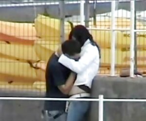 Các cô gái hấp dẫn, một người đàn xec nguoi thu ông hói, lái một mảnh cơ thể mà