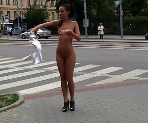 Một cô gái tóc vàng trong hồ bơi với một nguoi dit chó chàng trai