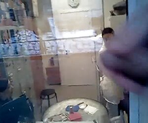 Pikaper cho dit lon nguoi thuyết phục một người xa lạ với tình yêu và sau đó trở lại